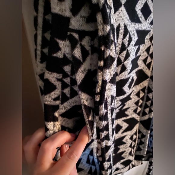 Steve Madden White & Black Geometric Fleece Wrap Jacket - Picture 3 of 9